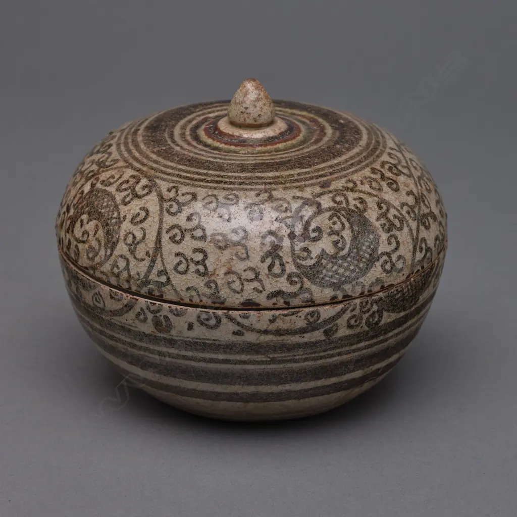 A Sawankhalok stoneware covered box, Image 1++
